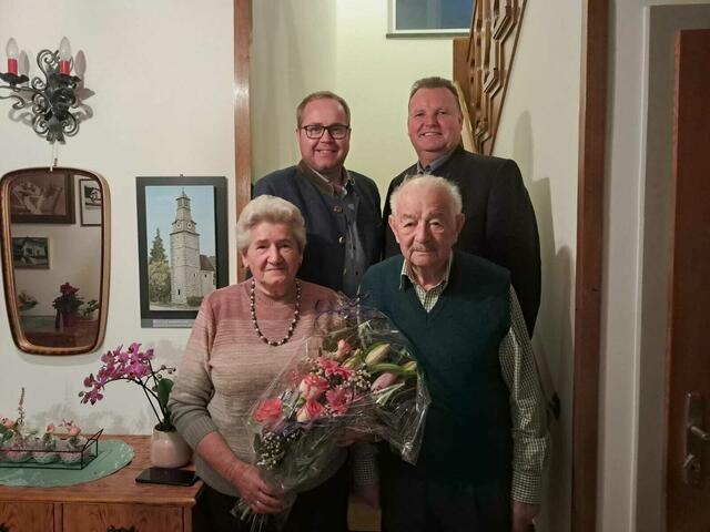 Annemarie Karner aus Wang (v.l.) feierte ihren 80. Geburtstag. Bürgermeister Franz Sonnleitner (h.r.) und sein Stellvertreter Markus Heigl (h.l.) statteten ihr und ihrem Ehemann einen Besuch ab und gratulierten der Jubilarin herzlich. | Foto: Marktgemeinde Wang