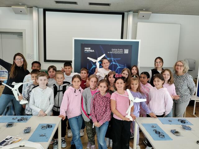 Die Schüler der VS Tabor erforschen Wälzlager und Windkraft mit der Firme Nke Austria.
 | Foto: Tic Steyr