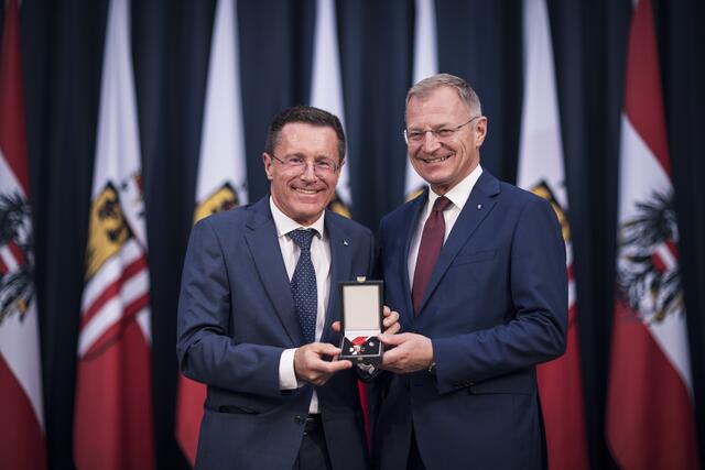 Für seine Verdienste um die Marktgemeinde Thalheim wurde der ehemalige Vizebürgermeister, Klaus Mitterhauser (li.) nun von Landeshauptmann Thomas Stelzer (re.) mit der Silbernen Verdienstmedaille ausgezeichnet. | Foto: Land OÖ/MM