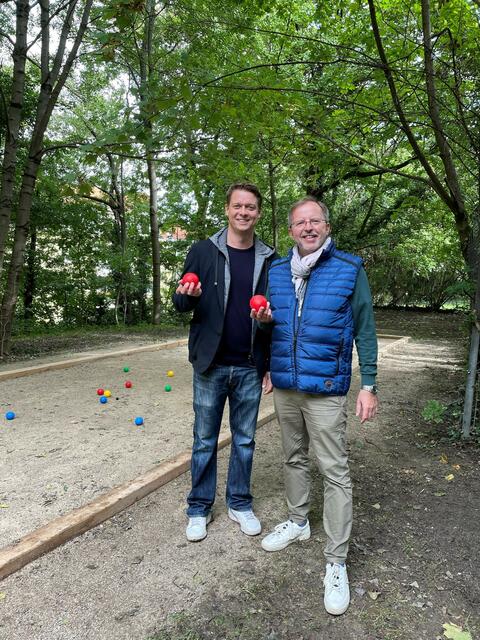 SPÖ-Bezirksrat Stephan Grundei (SPÖ; l.) hat zusammen mit Bezirksvorsteher Nikolaus Ebert (ÖVP, r.) die Bahn eingeweiht.  | Foto: SPÖ Hietzing
