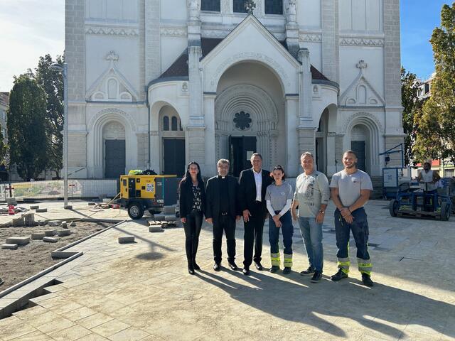 V.l.n.r.:  Bezirksvizin Ramona Miletic (SPÖ), Pater Jan Soroka und Bezirksvorsteher Thomas Steinhart (SPÖ) besuchten die Baustelle und Mitarbeiter der Baufirma. | Foto:  BV11