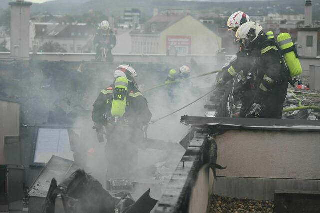 Alarmstufe 3 in Liesing: Die Feuerwehr war mit 100 Feuerwehrleuten in der Ketzergasse im Einsatz. | Foto: Berufsfeuerwehr Wien