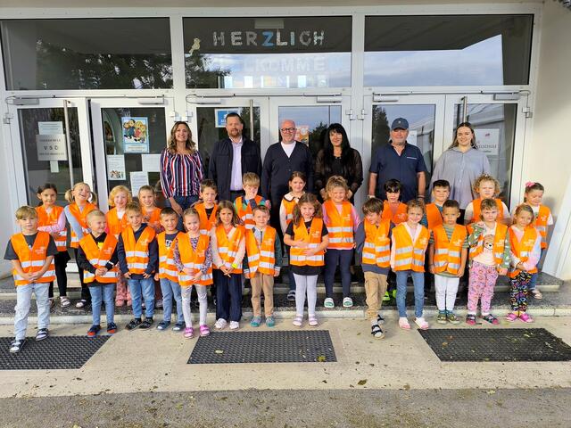 ARBOE Deutschkreutz Warnwesten: Kinder der Volksschule Deutschkreutz mit Melanie Raidinger, Glöckl Manfred, Tanja Kölly, Jürgen Hofer, Martin Heissenberger und Christine Pöltl | Foto: ARBÖ Burgenland