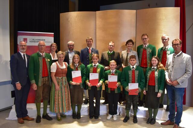 Die Jungmusiker Christian Plank, Lorenz Scheuringer, Eva Gruber und Melinas Süß (v. r.) mit ihren Leistungsabzeichen. | Foto: Musikverein Kopfing