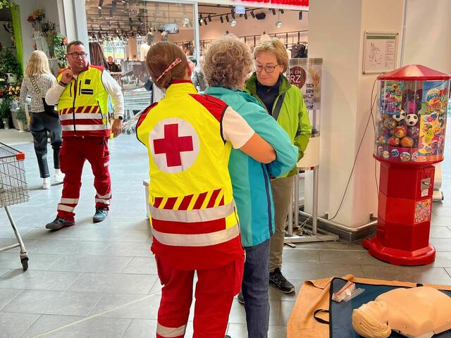 Das Rotkreuz-Team beantwortete auch Fragen zur Ersten Hilfe. | Foto: Rotes Kreuz Salzburg