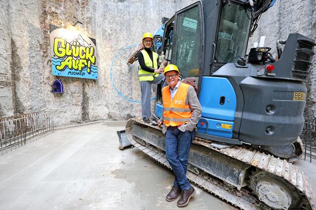 Am Tunnelportal wurden eine Glück-Auf!-Tafel und eine Statue der Heiligen Barbara, Schutzpatronin der Bergleute und Bauarbeiter, angebracht. Als Tunnelpatin wird Michaela Schüchner in den nächsten eineinhalb Jahren symbolisch die schützende Hand über dieses Bauwerk halten.  | Foto: Stadt Wien/Martin VOTAVA