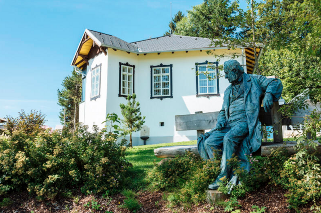 Die Stifter Villa in Kirchschlag mit der Kopie der Stifter-Statue | Foto: Linz Tourismus/Tom Son