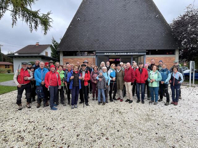 Rund 50 wetterfeste Wanderer marschierten bei der 11. Auflage der Sternwanderung mit.  | Foto: Gemeinde Krumpendorf