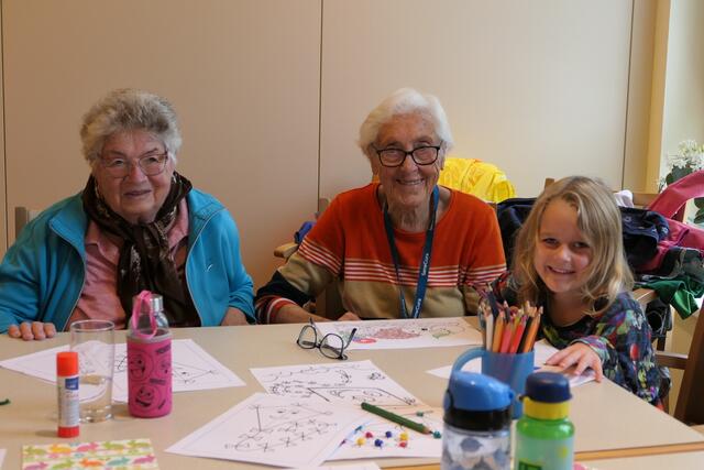 Die Bewohnerinnen Katharina Zinkl und Maria Mayer gestalten gemeinsam mit Elisabeth mit großer Freude die verschiedensten Herbstbilder. | Foto: SeneCura