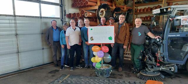 Seine Kollegen und der Bürgermeister wünschen ihm alles Gute und noch viele gesunde Jahre in der Pension. | Foto: Gemeinde Schwarzenberg