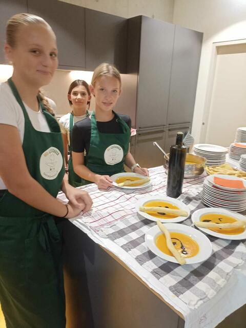 Die Schülerinnen servierten den Gästen eine ausgezeichnete Kürbiscremesuppe. | Foto: MeinBezirk