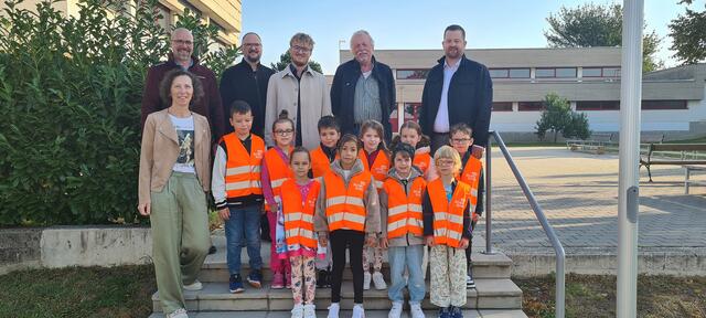 ARBOE Stoob Warnwesten: Die Volkschüler mit Martin Heissenberger, Sturm Helmut, Hrabec Maximilian, Dir. Horvath Simon und Cornelia Kollaritz
 | Foto: ARBÖ Burgenland