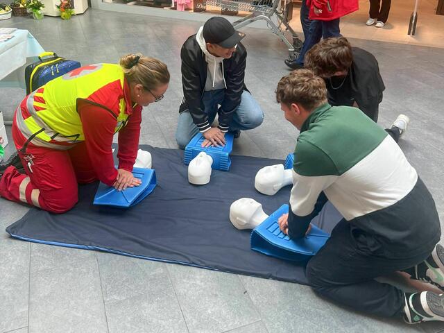 Die Teilnehmer:innen konnten Maßnahmen wie die Herzdruck-Massage vor Ort üben. | Foto: Rotes Kreuz Salzburg