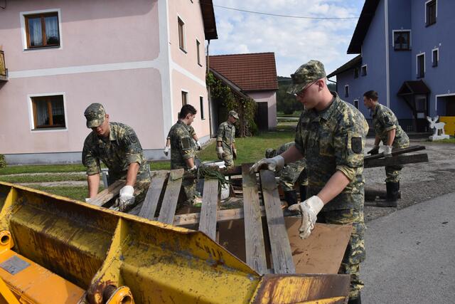 Die Soldaten vom TÜPl Allentsteig waren nach dem Hochwasser fleißig im Einsatz. | Foto: Bundesheer/Petra Pollak