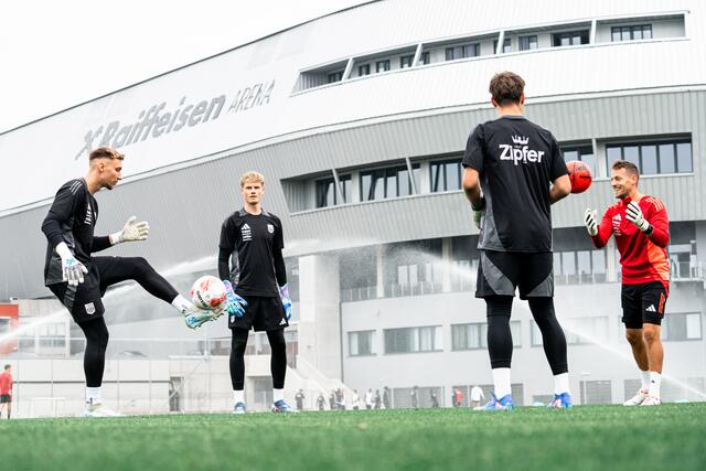 Eine echte Erfolgsgeschichte: Philip Großalber und seine Tormanntalente am Trainingsplatz vor der Raiffeisen Arena. | Foto: LASK