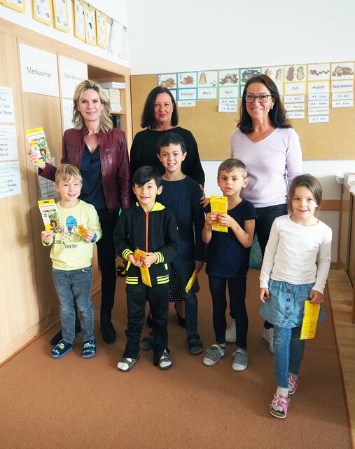 Vizebürgermeisterin Michaela Haidvogel, Direktorin Waltraud Hemm und Klassenlehrerin Michaela Holletschek mit den Erstklasslern der Mehrstufenklasse der Volksschule Südstadt. | Foto: Marktgemeinde Maria Enzersdorf
