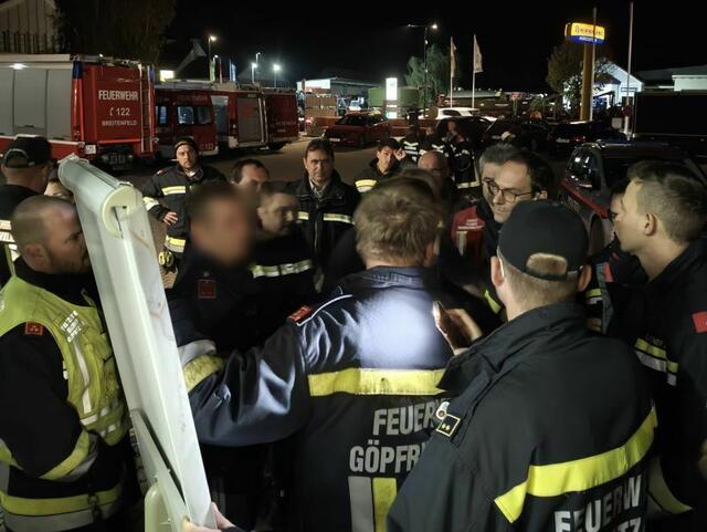Insgesamt standen bei der erfolgreichen Personensuche fünf Feuerwehren mit 60 Feuerwehrmitgliedern und zehn Einsatzfahrzeugen, zwei Polizeistreifen, ein Polizeihubschrauber, sowie die Österreichische Rettungshundebrigade (NÖ-Wien) und ein Bezirkseinsatzleiter und ein RTW des ÖRK im Einsatz. | Foto: FF Göpfritz an der Wild