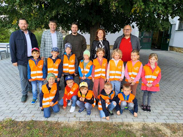ARBOE Neckenmarkt Warnwesten: Die Neckenmarkter Taferlklassler mit Ecker Hermann, Ecker Anita, Koller Andreas, Ecker Franz und Martin Heissenberger | Foto: ARBÖ Burgenland
