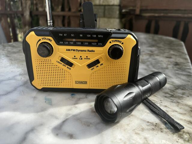 Kurbelradio und Taschenlampen gehören zur Notfallvorsorge. | Foto: Lawugger