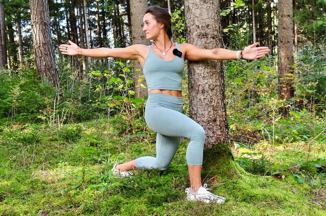 Fit in den Winter mit Chiara Mair - Übung 13: Ausdrehen am Baum | Foto: Hassl