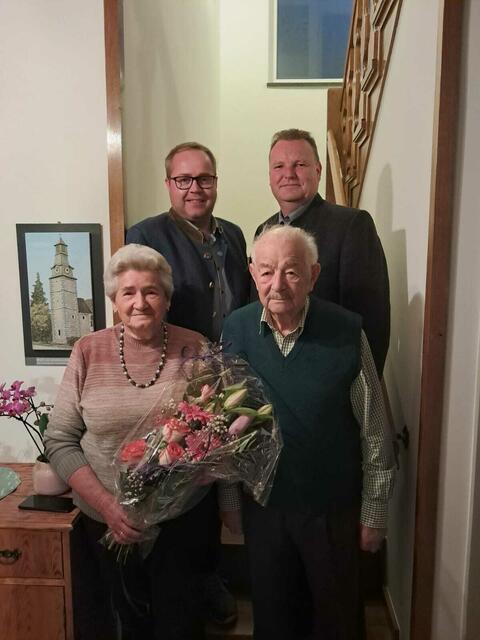 Annemarie Karner aus Wang (v.l.) feierte ihren 80. Geburtstag. Bürgermeister Franz Sonnleitner (h.r.) und sein Stellvertreter Markus Heigl (h.l.) statteten ihr und ihrem Ehemann einen Besuch ab und gratulierten der Jubilarin herzlich. | Foto: Marktgemeinde Wang