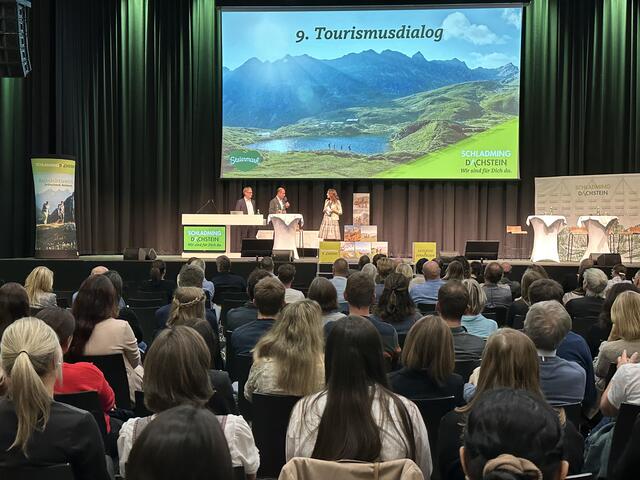 Andreas Keinprecht und Mathias Schattleitner vom TVB Schladming-Dachstein präsentierten im Zuge der neunten Ausgabe des “Tourismus-Dialogs” im Congress Schladming die neuen Strategien für die Zukunft. | Foto: Schneeberger