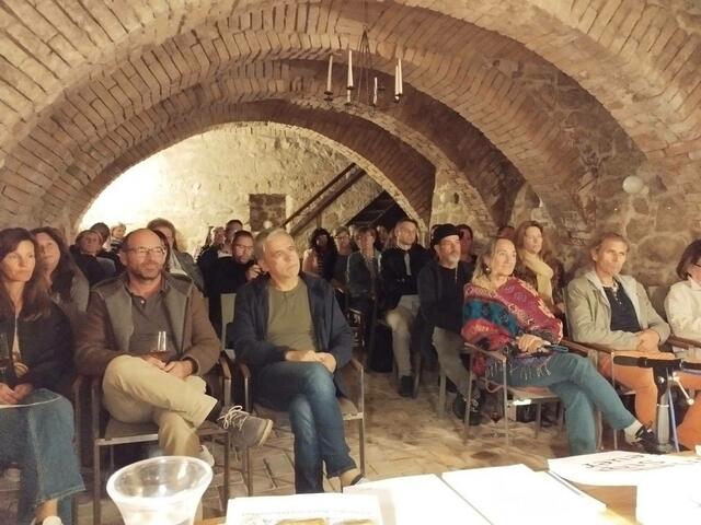 Der Gewölbekeller in der Bio-Genussgreißlerei "dió" in Mörbisch war bis auf den letzten Platz gefüllt.  | Foto: Susanne Sommer