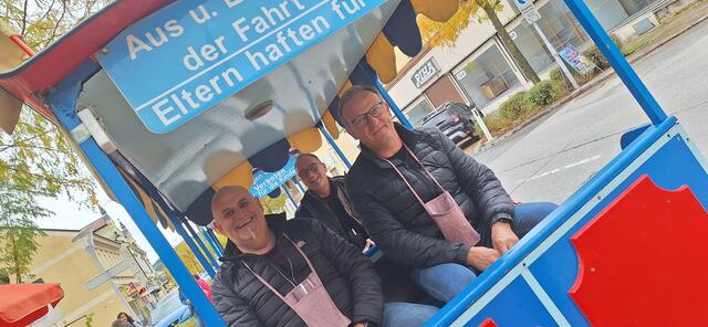 Im Bummelzug unterwegs. Vorm Bauch: die schmucken Taschen für die Weingläser. | Foto: Sonja Weninger