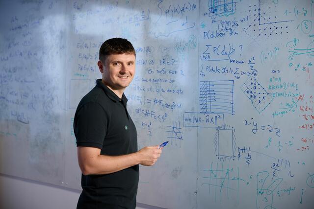 Dan Alistarh geht der Frage nach, wie „deep neuronal networks“, also große KI-Programme, präzise trainiert und effizient ausgeführt werden können, und zwar auf erschwinglicher Hardware und verteilten Rechnern. | Foto: Johannes Hloch