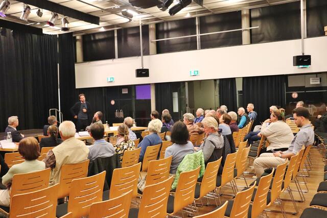Rund 70 Interessierte folgten der Einladung zur Podiumsdiskussion, aber viele für Politiker aus Land und Bezirk vorgesehene Stühle blieben leer | Foto: Edith Ertl