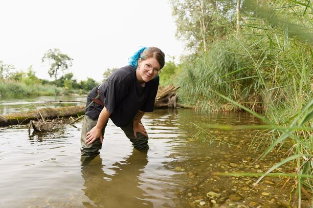 In ihrer Masterarbeit analysiert Lisa Schmalfuß das Fischhabitat der unteren Traisen nach dem Prozess der Renaturierung.  | Foto: Johannes Hloch