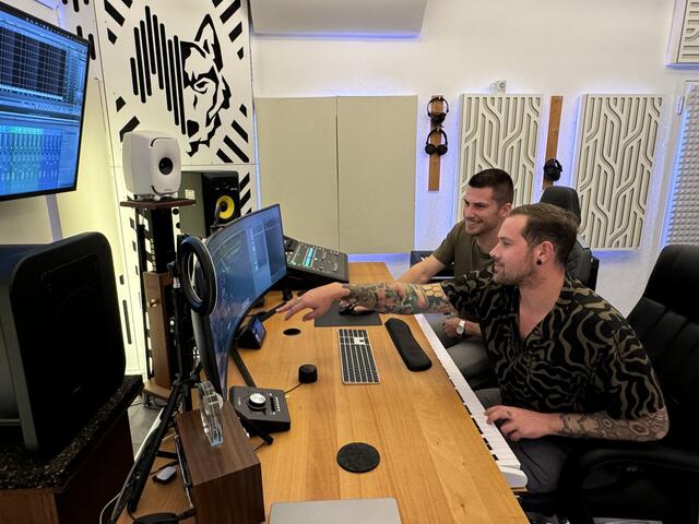 Raphael Platzer (r.) alias SetexX bearbeitet seine Musik gemeinsam mit Paul Schiestl im Wavewolf-Tonstudio. | Foto: Lisa Kroiß