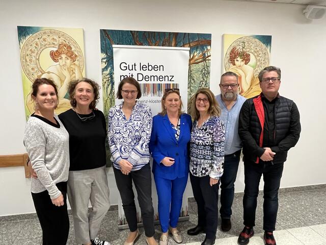 Carmen Operschall-Reiter (Verein Agenetwork), Sabine Sramek (Pflegedirektorin bei den Barmherzigen Brüdern in Kritzendorf), Waltraud Fastl (Verein „Gut leben mit Demenz“), Vizebürgermeisterin Maresi Eder, Susanne Wolf-Eberl (Verein „Gut leben mit Demenz“), Dir. Michael Strozer (PBZ Klosterneuburg) und Mustafa Salkovic (Leitung Caritas Pflege Haus St. Leopold). | Foto: PBZ Klosterneuburg