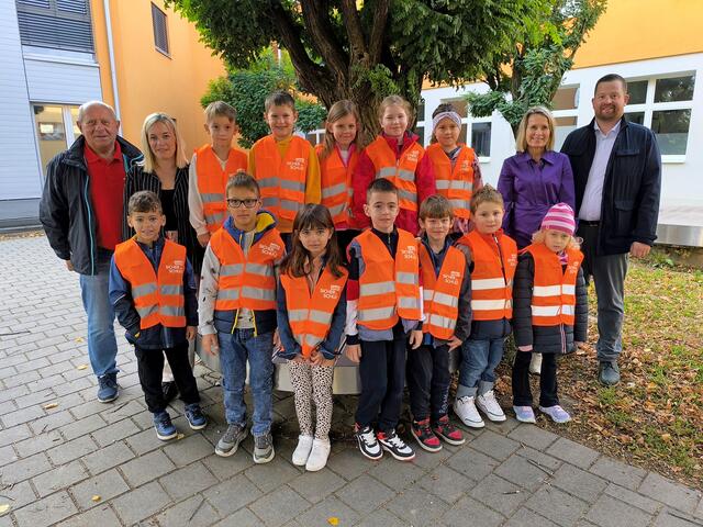 ARBOE Horitschon Warnwesten: Die Kinder in Horitschon mit Martin Heissenberger, Lisa Gager, Marion Schmiedl und Pinesits Franz
 | Foto: ARBÖ Burgenland