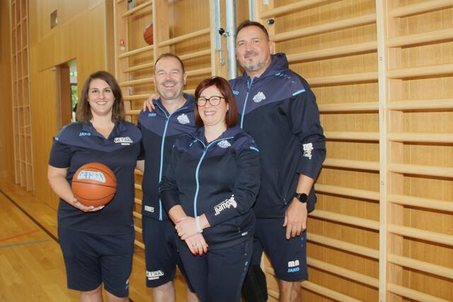 Sportliche Leiterin Nadine Wagner, Obmann Hannes Mühl, Sponsorin Susi Lochuk und Obmann Stv. Michael Artner.