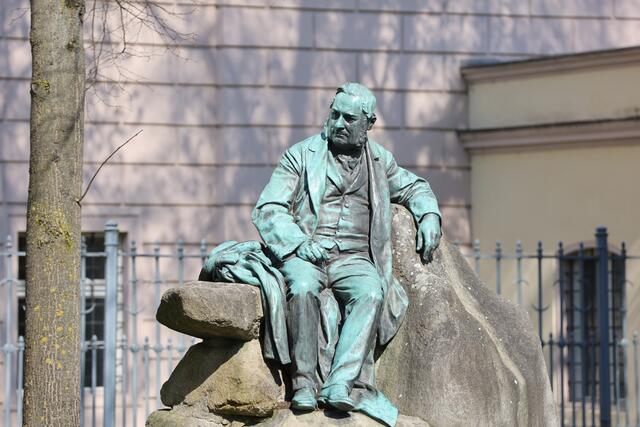 Die Stifter-Statue vor dem Linzer Landhaus | Foto: MeinBezirk