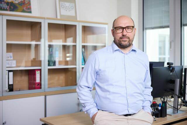 Thomas Eiwegger ist Mediziner und beschäftigt sich innerhalb seiner Arbeit besonders mit dem Bereich der Immunologie. 
 | Foto: Johannes Hloch