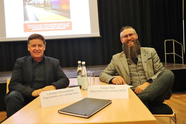 Die Abgehordnet zum Landtag Lambert Schönleitner (li) und Robert Reif nahmen an der Podiumsdiskussion teil, die nicht am Podium, sondern auf Augenhöhe mit dem Publikum geführt wurde. | Foto: Edith Ertl