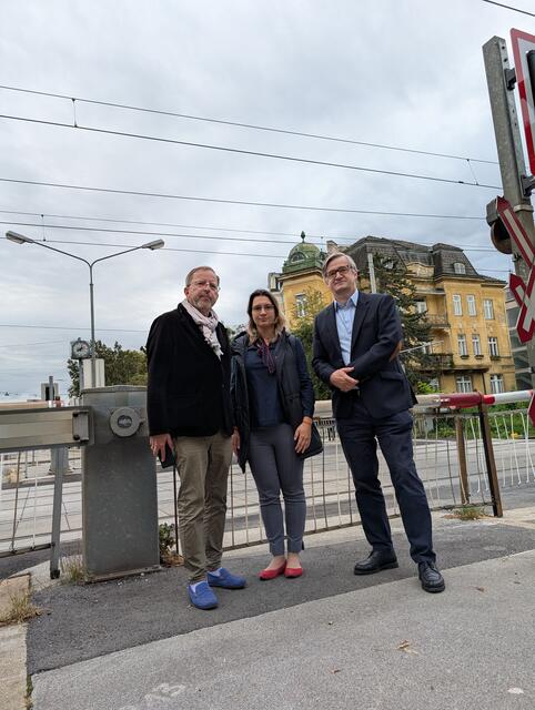 Sie kämpfen gegen die Hochtrassenführung der neuen Verbindungsbahn, v.l.: Bezirksvorsteher Nikolaus Ebert, Bezirksklubobfrau Johanna Sperker und Bezirksrat Stephan Messner (alle ÖVP).  | Foto: ÖVP Hietzing