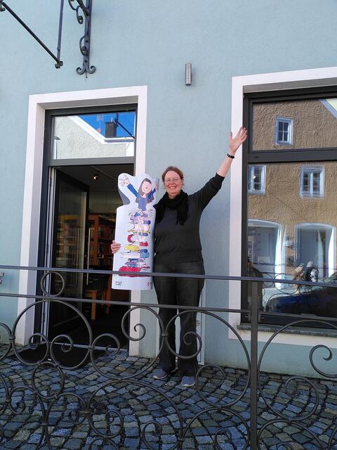 Urlike Schachinger siedelt mit ihrem Buchladen nach dem folgenschweren Gebäudeeinsturz am Unteren Stadtplatz Schärding in die Lamprechtstraße 10/1 in Schärding. Das Geschäft soll so bald wie möglich wieder öffnen – die ersten Bücher stehen schon in den Regalen. Eine Eröffnungsfeier ist für Mitte November 2024 geplant. | Foto: Schachinger