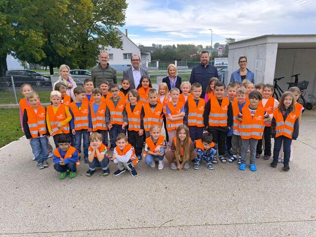 ARBOE Warnwesten Oberpullendorf: Die Kinder in der Bezirkshauptstadt Oberpullendorf mit Sandra Waxhofer, Martin Heissenberger, Direktorin Elisabeth Seifried, Vizebürgermeister Dominkovits Nikolaus, Stadtrat Norbert Hoffmann und Nicole Pastler
 | Foto: ARBÖ Burgenland