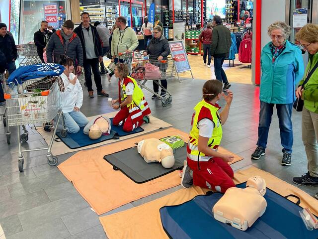 Das Erste-Hilfe-Kurztraining in Saalfelden zog großes Interesse auf sich. | Foto: Rotes Kreuz Salzburg