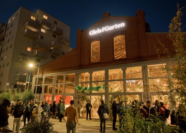 Der Gleis//Garten bietet gemütliche Sitzgelegenheiten unter Palmen und kulinarische Genüsse aus allen Kontinenten. | Foto: Chiaramilo