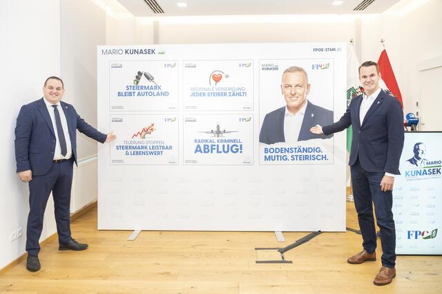 FPÖ-Kommunikationsleiter Philipp Könighofer (l.) und FPÖ-Landesparteisekretär LAbg. Stefan Hermann präsentierten am Donnerstag die Sujets der Plakatreihe für die Landtagswahl.  | Foto: FPÖ Steiermark