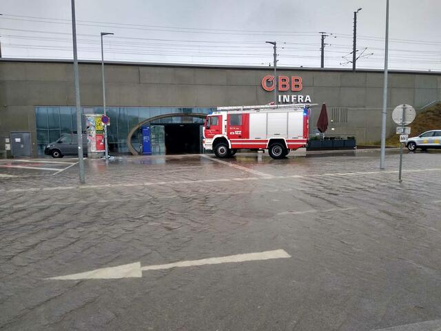 Der Bahnhof Tullnerfeld war vom Hochwasser schwer betroffen und wurde beschädigt. | Foto: Birgit Schmatz