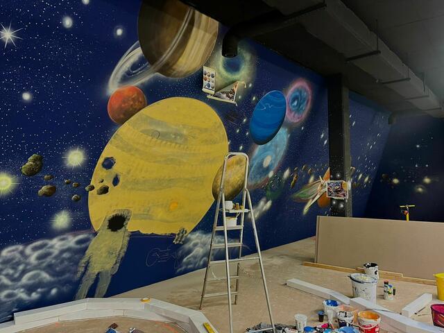  Innen- und Außenwände gestaltet die Künstlerin farbenfroh.