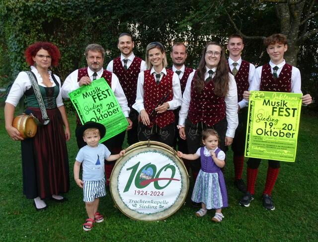 Obmann Herwig Schnitzler (2.v.l.)  und seine MusikkollegInnen sowie Julius Schnitzler und Emma Ebner vorne an der Trommel. | Foto: TK Sieding