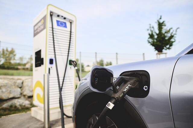Laden für 100 Kilometer in fünf Minuten am neuen Schnellladestandort in Braunau. | Foto: Smatrics EnBW