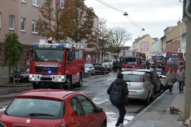 Einsatzkräfte der Feuerwehr kämpften in der Ketzergasse in Liesing gegen einen Dachbrand.  | Foto: Max Spitzauer/MeinBezirk
