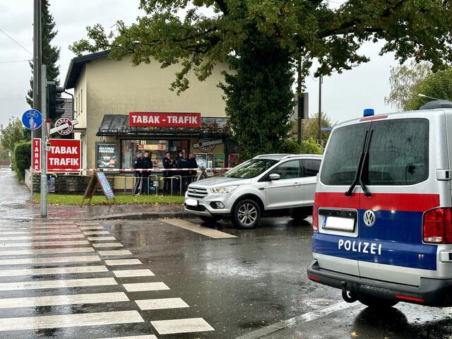 Laufende Fahndung nach einem Raubüberfall auf eine Trafik in der Münchner Bundesstraße. | Foto: Carmen Kurcz